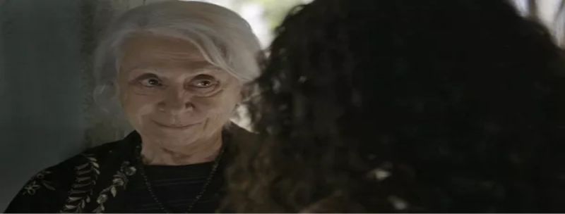Cleo diz para a avó que está escutando vozes